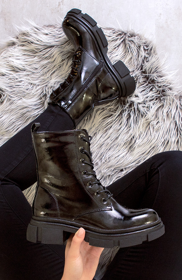 Enkellaarzen Lak Dames Zwart | Themusthaves.nl Lak Enkellaarzen Met Gespen | Themusthaves.nl