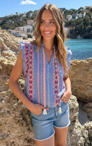 The Musthaves Kelim Print Ruffle Top Blauw